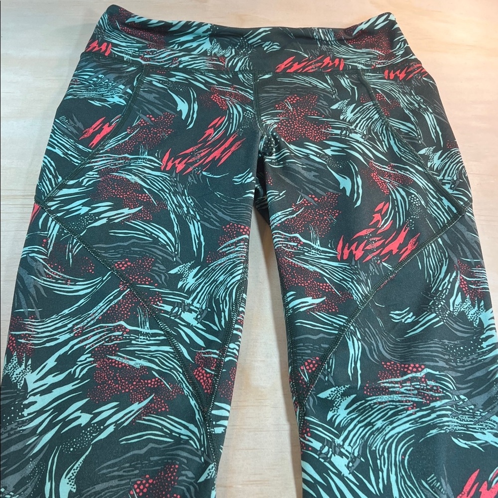 Patagonia Leggings with Red and Green Design Sz M - Picture 5 of 9